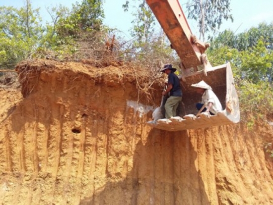 San lấp mặt bằng, nhầm 400 ngôi mộ đem bán