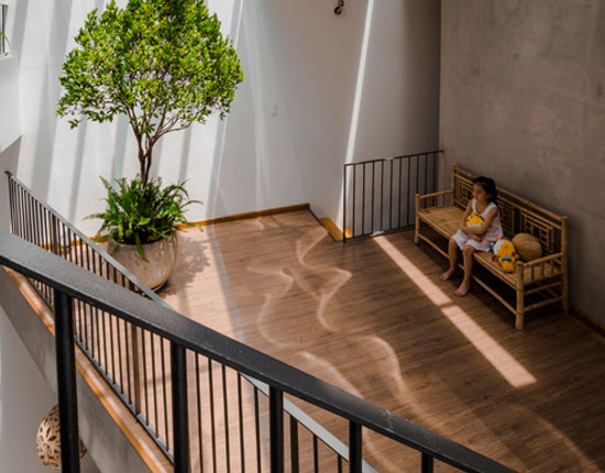 Căn nhà phố đẹp ở Bình Dương độc đáo với sân vườn giữa nhà