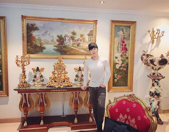 Chiêm ngưỡng ngôi nhà dát vàng triệu đô của nam ca sĩ Nathan Lee ở Hà Nội