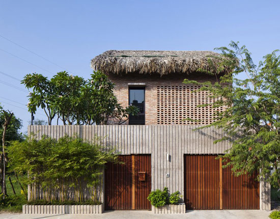 Ngỡ ngàng ngôi nhà tường gạch, mái lá cực xinh xắn tại Sài Gòn