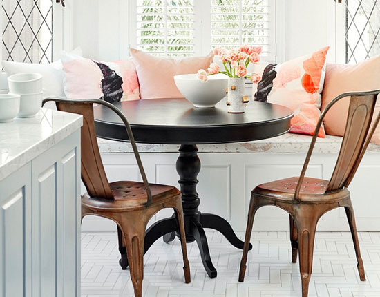 Thay vì bỏ qua bạn hãy tận dụng mọi ngóc ngách bên trong căn bếp nhỏ