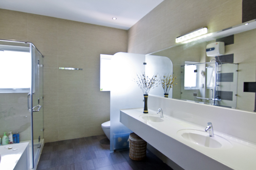 Phòng vệ sinh phải được tiếp cận với thiên nhiên, đưa ánh sáng và thông gió tự nhiên làm cho phòng vệ sinh thoáng, sạch hơn.