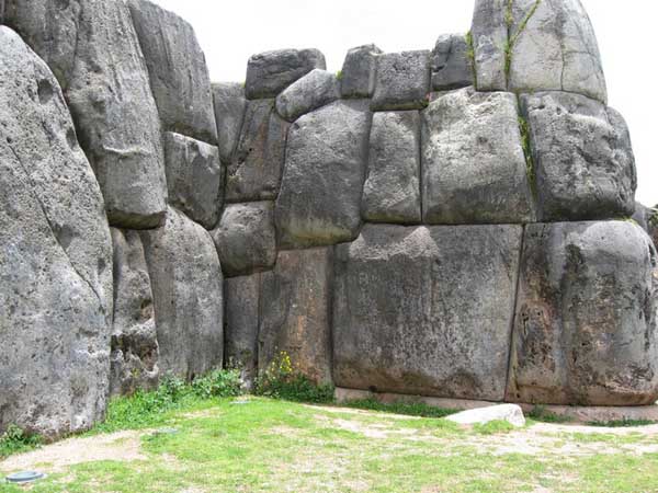 Những tảng đá được ghép khít đến nỗi không thể lèn nổi một con dao vào giữa hai khối đá (Ảnh: Leon Petrosyan, Wikimedia)