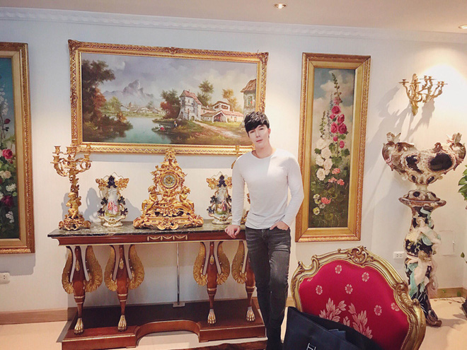 Chiêm ngưỡng ngôi nhà dát vàng triệu đô của nam ca sĩ Nathan Lee ở Hà Nội - Ảnh 1.