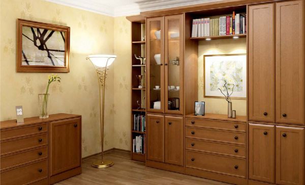 Phòng khách cổ điển với bộ tủ gỗ kết hợp hài hòa cùng nền tường vàng
