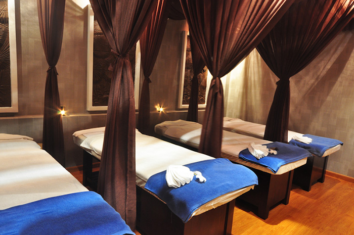 Phòng massage của spa được ngăn cách bằng các tấm rèm lớn