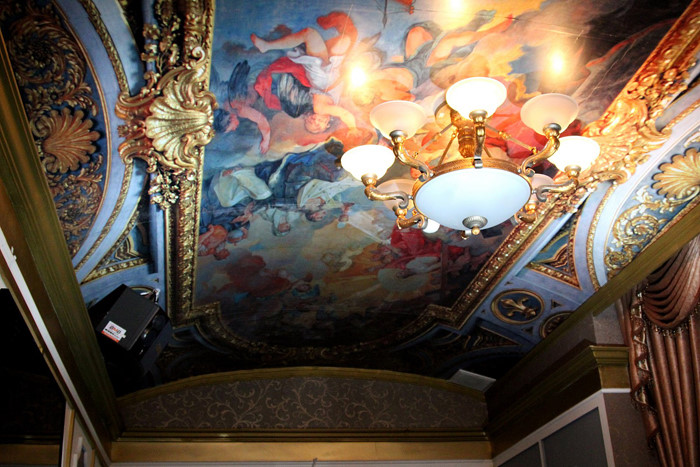 Để thêm phần ấn tượng trần nhà cũng được vẽ những bức tranh đẹp mắt.