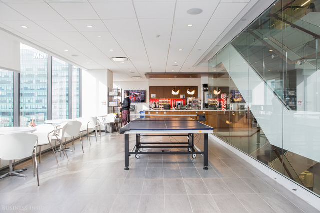 Trên tầng 43, ở bên cạnh ban công là khu vực sinh hoạt chung của cả văn phòng. Tại đây có bếp ăn, bàn bóng bàn cũng như phong cách thiết kế kiểu quán cafe để nhân viên làm việc.