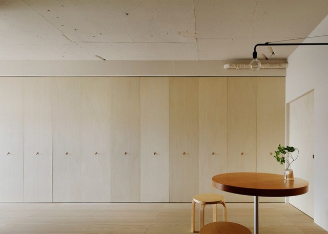 Nội thất ẩn cũng là cách tạo nên không gian lưu trữ phù hợp, giúp vô vàn những đồ đạc lặt vặt được cất trữ gọn thoáng. Ngôi nhà của người Nhật cũng vì thế trở nên đẹp mắt và gọn gàng hơn.