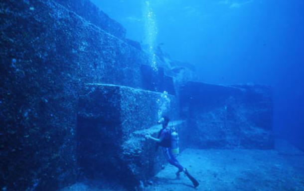 Người thợ lặn cho chúng ta thấy kích thước của kiến trúc bằng đá (Ảnh: ancient-origins.net)